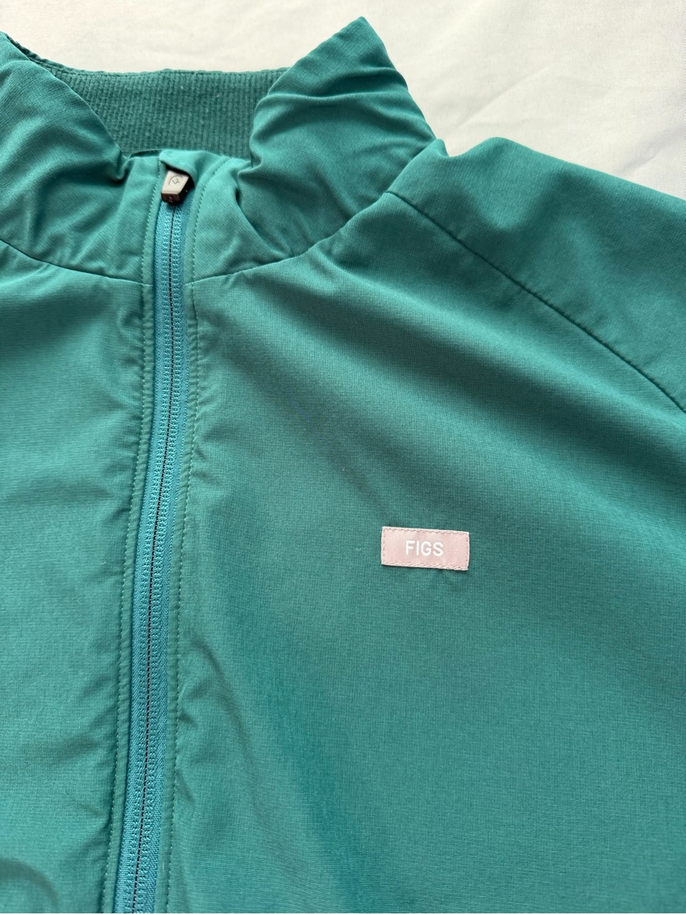 Figs Women's Amazon Green Sydney Full-Zip Bomber Scrub Jacket - Picture 5 of 9